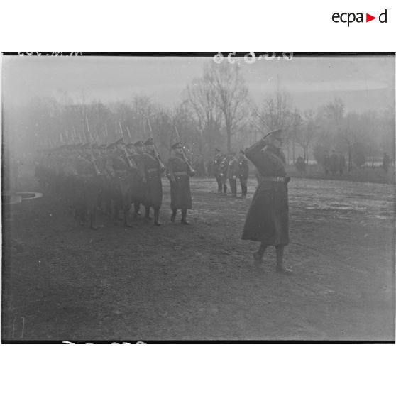 Le détachement britannique défile devant les autorités civiles et militaires.