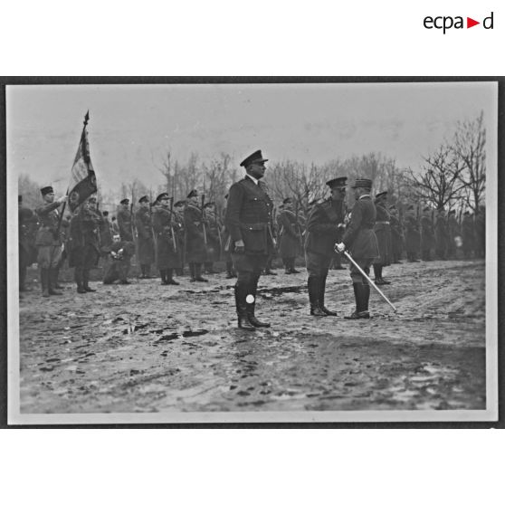 Devant le front des troupes le général Gamelin donne l'accolade au général Gort après l'avoir décoré.