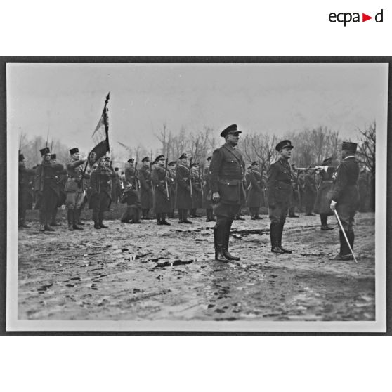 Devant le front des troupes le général Gamelin donne l'accolade au général Gort après l'avoir décoré.