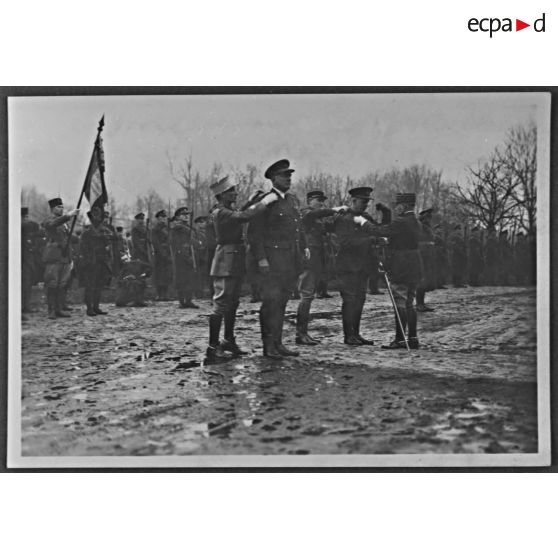Devant le front des troupes les généraux Ironside et Gort sont décoré par le général Gamelin.
