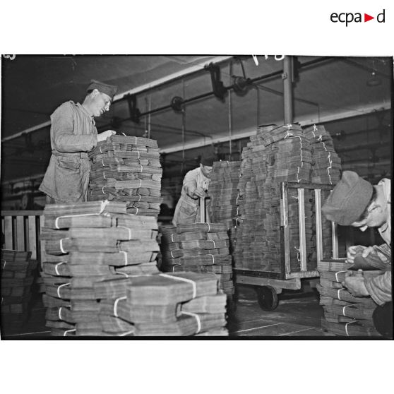 Des ouvriers s'activent dans l'entrepôt de feuilles de cuir de l'usine de chaussures.