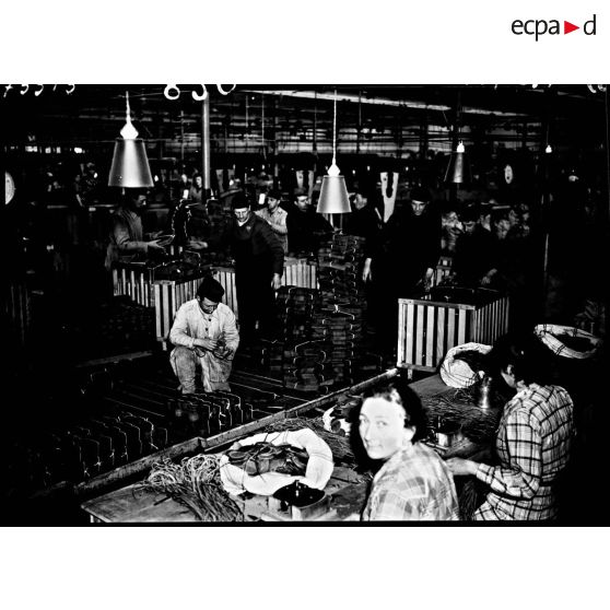 Plan général d'un atelier de l'usine de chaussures dans lequel les ouvrières travaillent.