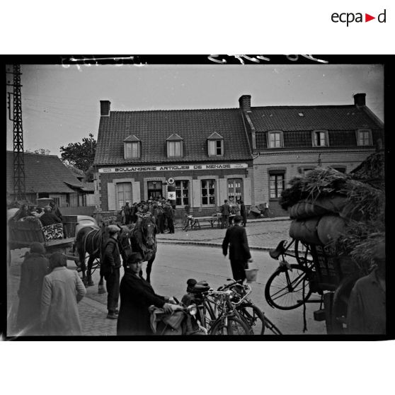 Dans un village des réfugiés font une halte.