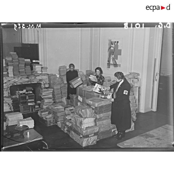 Des femmes préparent des colis destinés aux soldats.