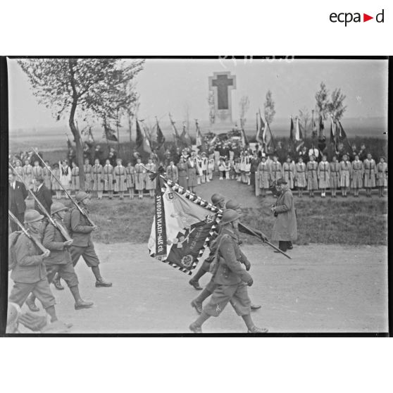Les troupes tchécoslovaques défilent devant le monument aux morts polonais commémorant l'offensive de la côte 140 du 9 mai 1915.