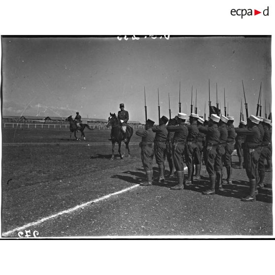 A cheval le général Richard passe en revue le 6e REI.