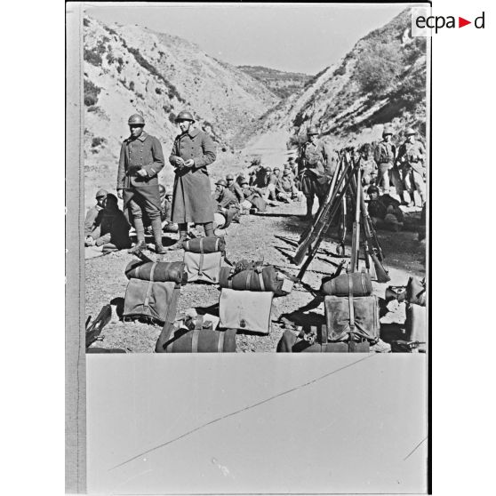 Entre deux exercices les jeunes recrues du 1er RTA se reposent.