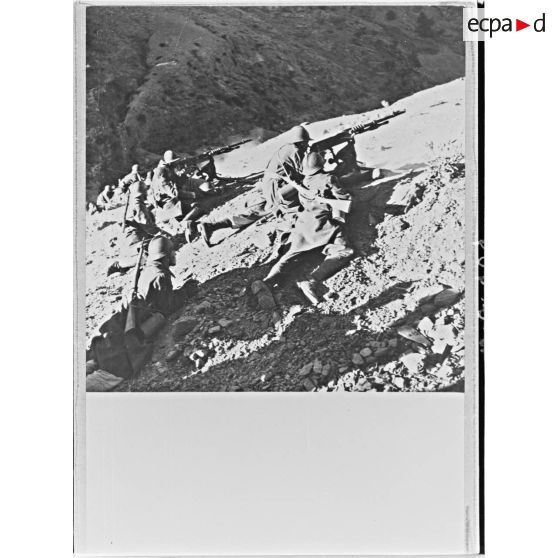 Sur le champ de tir des jeunes recrues du 1er RTA servent des mitrailleuses de 8 mm modèle 1914 Hotchkiss.