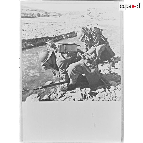 Deux tirailleurs du 1er RTA se désaltèrent à un ruisseau.