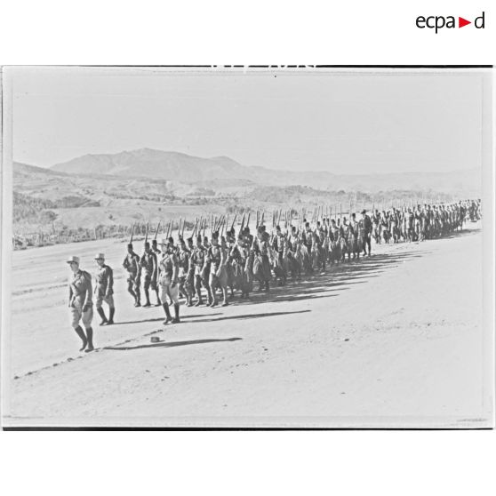 Le 1er RTA défile sur le terrain de manoeuvre.