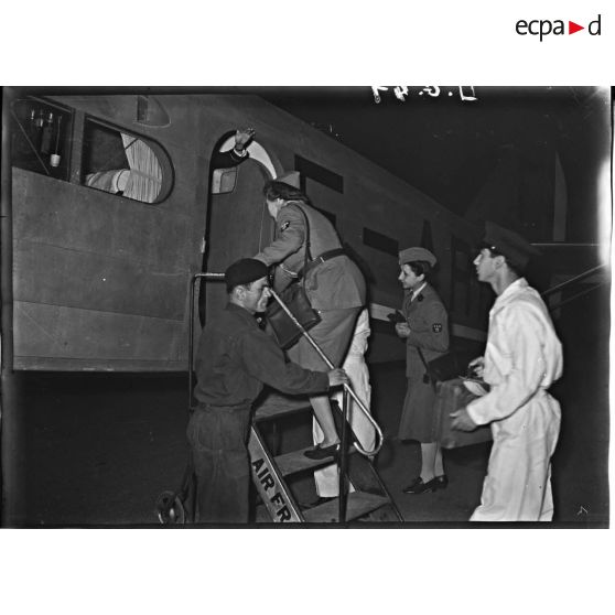 Madame Paul Reynaud monte à bord de l'avion d'air France qui va la ramener en France.