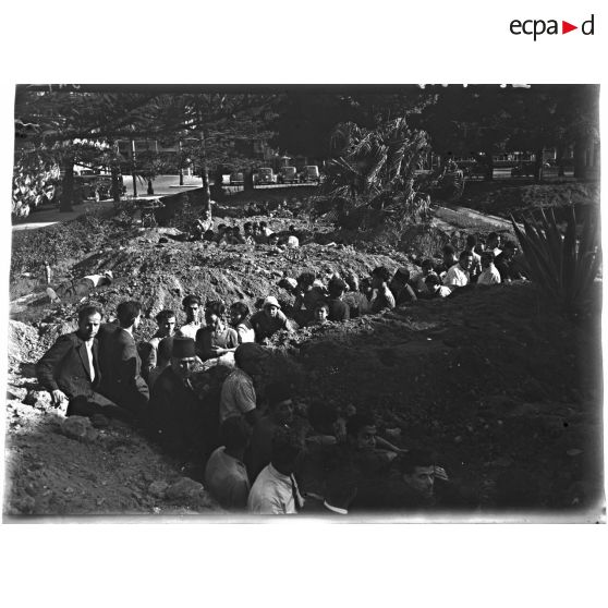 Au cours de l'alerte des civils se sont réfugiés dans les tranchées creusées sur la place des canons à Beyrouth.