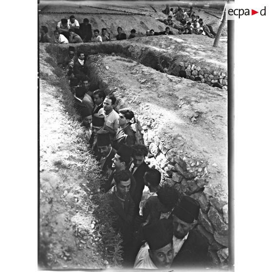 Au cours de l'alerte des civils se sont réfugiés dans les tranchées creusées sur la place des canons à Beyrouth.