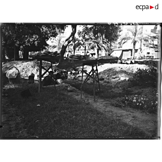 Au cours de l'alerte des civils se sont réfugiés dans les tranchées creusées sur la place des canons à Beyrouth.