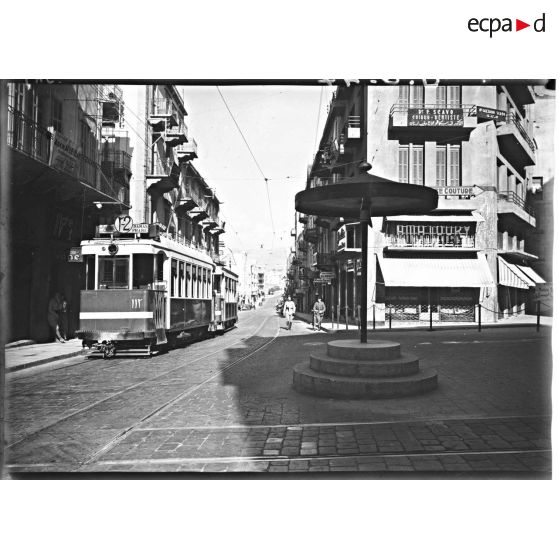 La rue Weygand à Beyrouth est photographiée en enfilade, au premier plan un tramway.