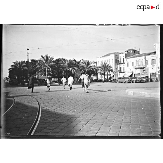 Des brancardiers courrent sur la place des canons pour secourir des blessés présumés lors d'un exercice.