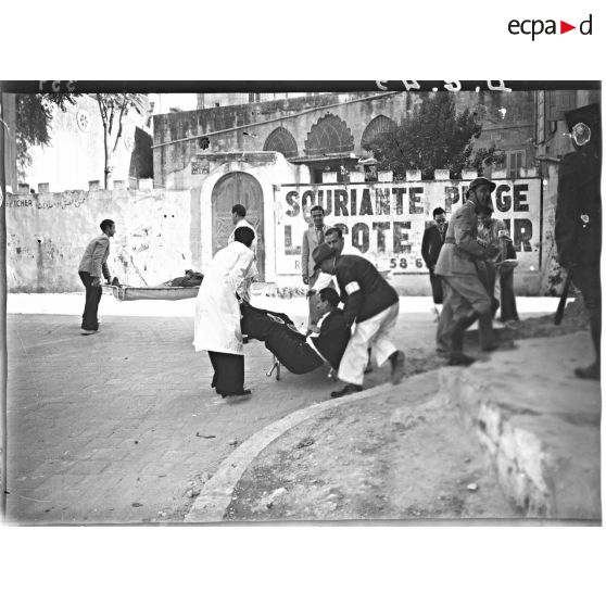 Des brancardiers secourent des blessés présumés lors d'un exercice d'alerte dans une rue de Beyrouth.