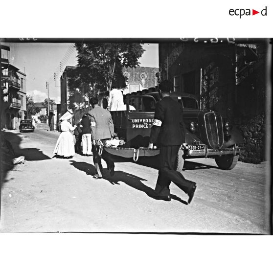 Des brancardiers secourent des blessés présumés lors d'un exercice d'alerte dans une rue de Beyrouth.