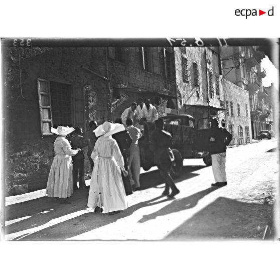 Des brancardiers chargent des blessés présumés dans un camion lors d'un exercice d'alerte dans une rue de Beyrouth.