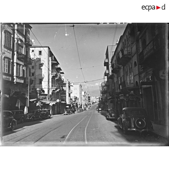 La rue Weygand à Beyrouth est photographiée en enfilade.