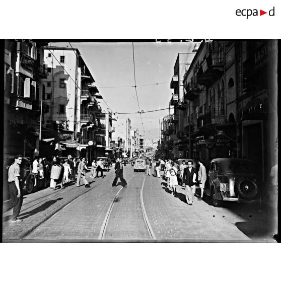 La rue Weygand à Beyrouth est photographiée en enfilade.
