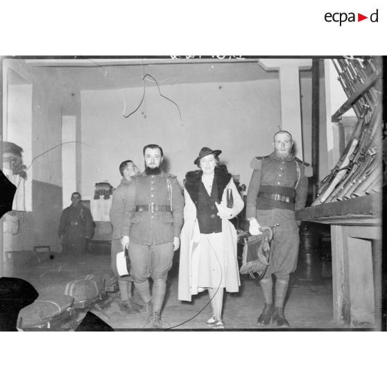 Madame Puaux visite une chambrée de la citadelle de Suwaida tenue par le 6e REI.