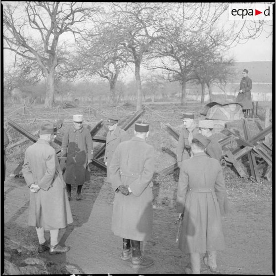 Diverses autorités militaires françaises et une personnalité britannique sont photographiées sur une route.