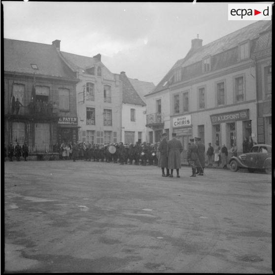 Plan général d'une prise d'armes en l'honneur de la visite d'une personnalité britannique.