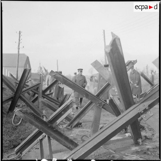 Plan moyen d'obstacles antichars métalliques.