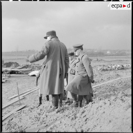Photographie de groupe d'une personnalité britannique et de militaires français.