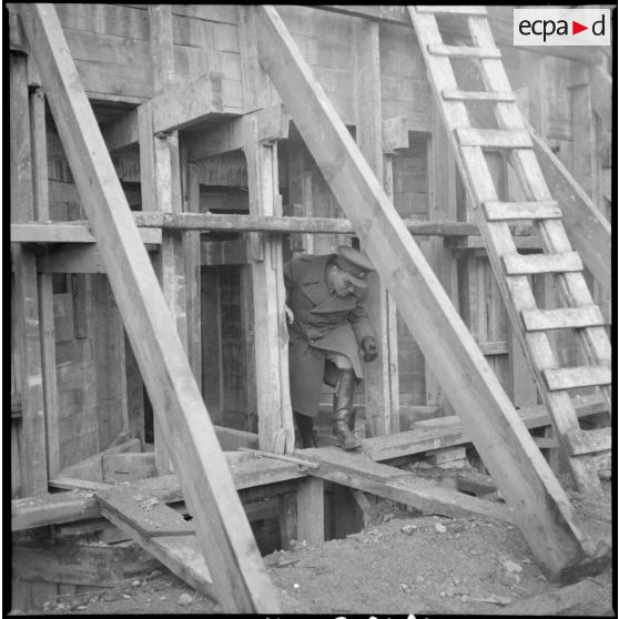 Une personnalité britannique visite des fortifications de campagne en travaux.