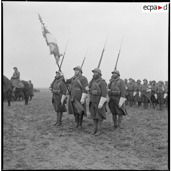 Plan général du drapeau du 24e régiment de tirailleurs et sa garde.