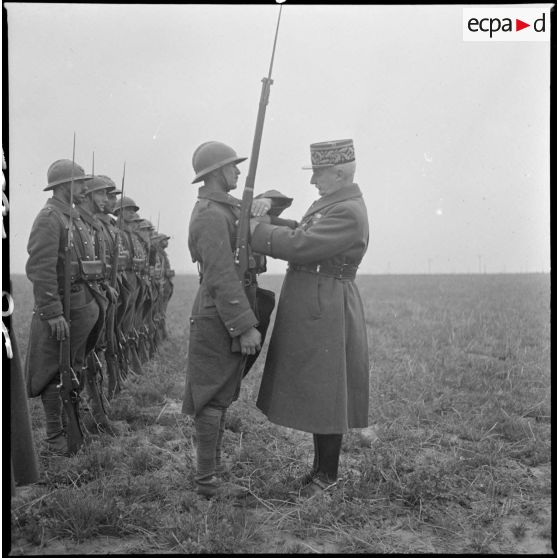 Le général de brigade Vieillard décore un tirailleur du 24e régiment de tirailleurs.