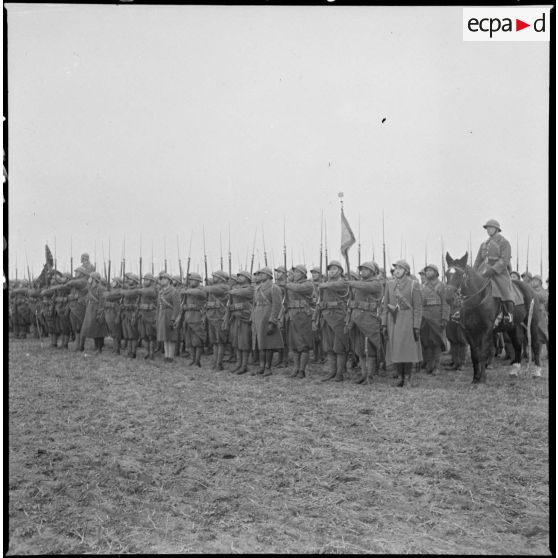 Plan général de la prise d'armes précédant la remise de décorations.