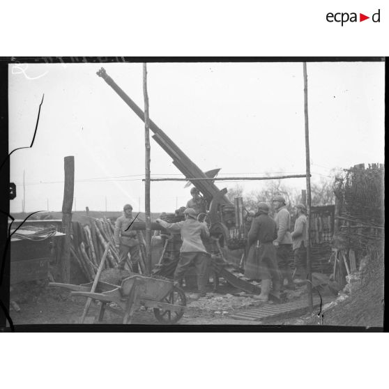 Plan général d'une pièce de 75 mm CA modèle 1930, des artilleurs du 402e RAAA s'affairent autour.