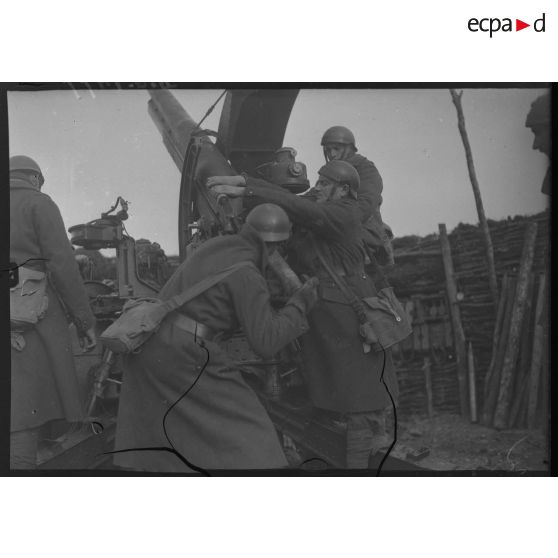 Des artilleurs du 402e RAAA approvisionnent une pièce de 75 mm CA modèle 1930.