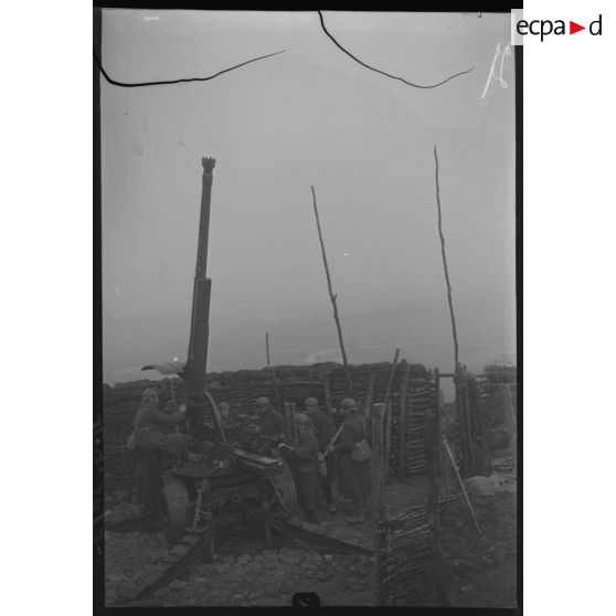 Des artilleurs du 402e RAAA approvisionnent une pièce de 75 mm CA modèle 1930.