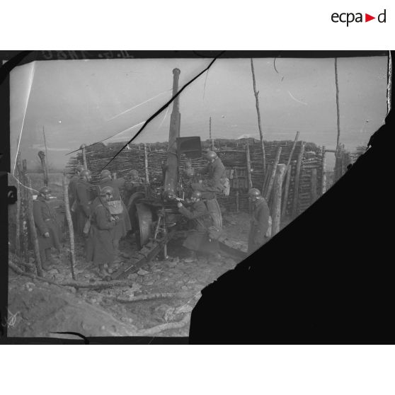 Des artilleurs du 402e RAAA (régiment d'artillerie de défense contre-avions ou dénommé également régiment d'artillerie antiaérienne, composante de la 32e BDCA) approvisionnent une pièce de 75 mm CA modèle 1930.