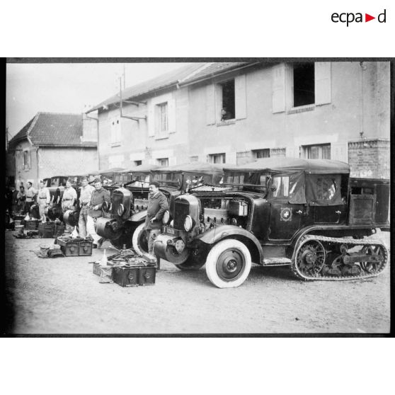 Plan général d'une inspection de véhicules au 305e RA : des tracteurs Unic P107 sont alignés.