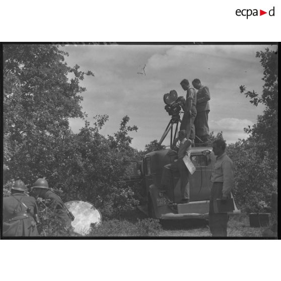 Divers plans de l'équipe de tournage au travail derrière la caméra.