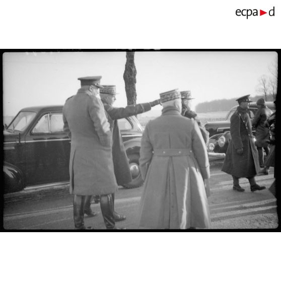 Sur le bord d'une route des officiers généraux de l'armée française et britannique discutent.