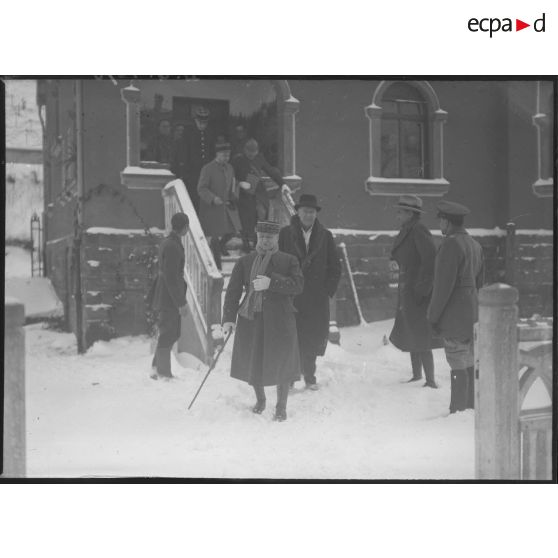 Photographie de groupe de l'ambassadeur du Canada en France, Monsieur Vanier, et du général d'armée Réquin.