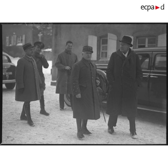 Photographie de groupe de l'ambassadeur du Canada en France, Monsieur Vanier, et du général d'armée Réquin.