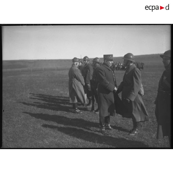 Le général d'armée Réquin est en visite dans le secteur de la 4e armée.