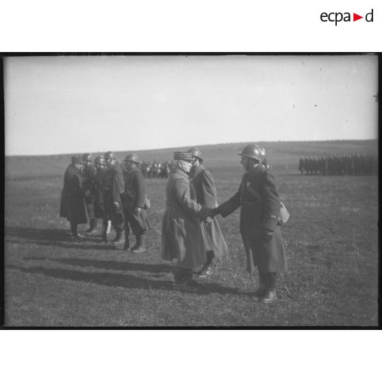 Le général d'armée Requin est en visite dans le secteur de la 4e armée.