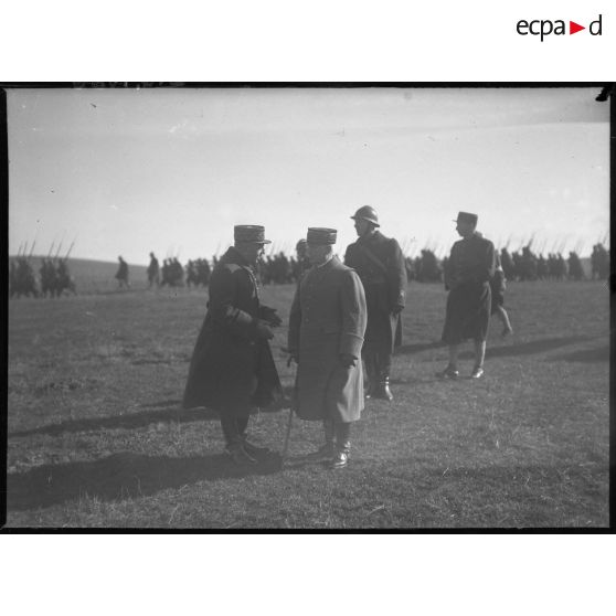 Le général d'armée Réquin discute avec un général de brigade.