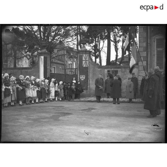 Cérémonie d'accueil pour l'ambassadeur canadien, Monsieur Vanier, et le général Réquin dans un village lorrain.