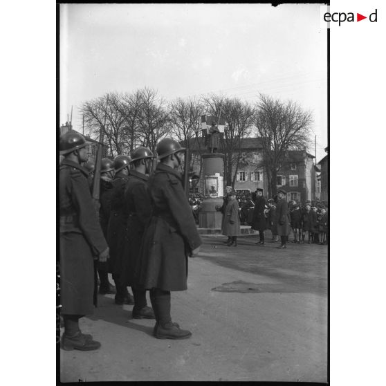 Prise d'armes en l'honneur de la visite de l'ambassadeur canadien et du général Réquin dans un village lorrain.