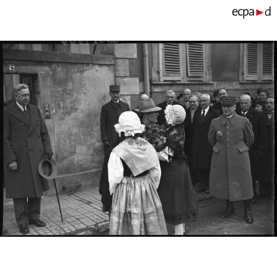 Accueil de l'ambassadeur canadien et du général d'armée Réquin devant le PC de la 4e armée à Vic-sur-Seille.
