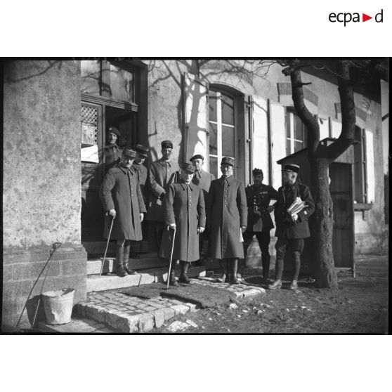 Photographie de groupe d'officiers et d'officiers généraux dont le général Réquin sur le perron d'une maison.